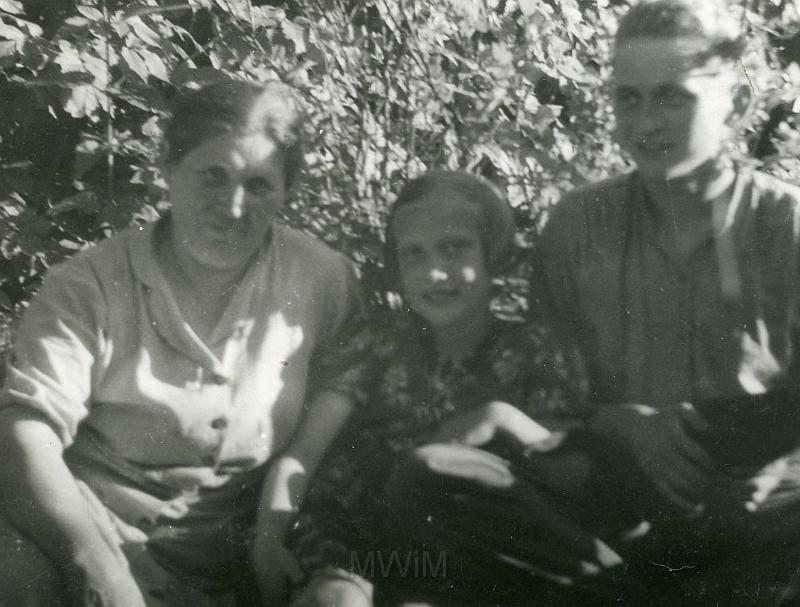 KKE 333.jpg - Od lewej: Ciocia Zuzanny Wojciechowskiej, siostra Heleny Szylkin - Aleksandra Staszkiewicz, kuzynka Jadwiga Sztaszkiewicz, kuzyn Dominik Sztaszkiewicz. 1960 r.